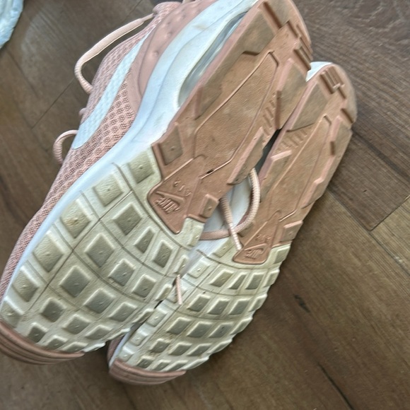 Nike Air Max Motion 11 shoes ! Size 9.5 Women's Blush Athletic Shoes - Picture 7 of 7